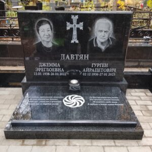 Хачкар очень гармонично вписался в камень
