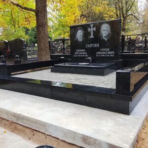 Мемориальный комплекс на двоих с небольшим Хачкаром