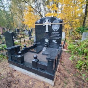 Устанавливаем лавочки и шары на свободные столбы цоколя