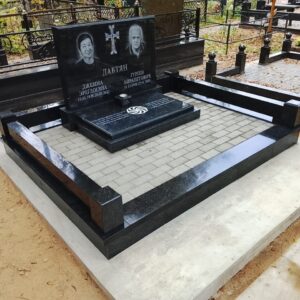 Мемориальный комплекс с памятником 120х80 сантиметров на Луговском кладбище