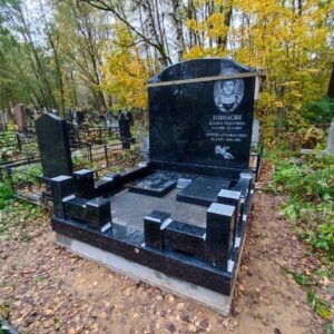 Чтоб посмотреть, как мы их туда потащим собралось не мало сочувствующих сотрудников кладбища