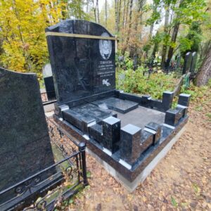 Полтора часа каждая из 2 стел ехала на катках ло места установки