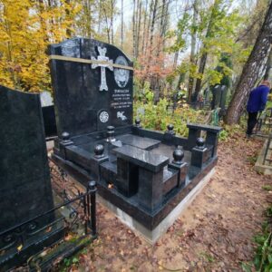 Большой памятник размером 150х160см с Хачкаром