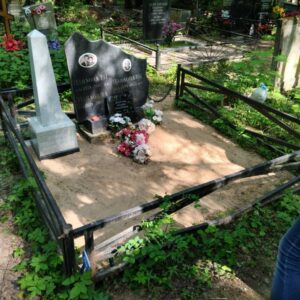 Памятник в форме шпиля из светлого гранита