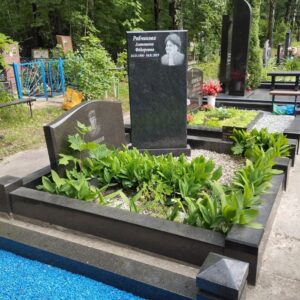 Вертикальный памятник 140х70х12см на 4 человек