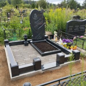 Мемориальный комплекс с резным Китайским памятником