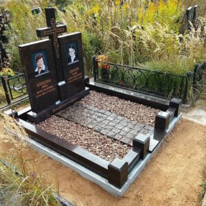 Мемориал из коричневого камня с крестом кладбище "Рожки"