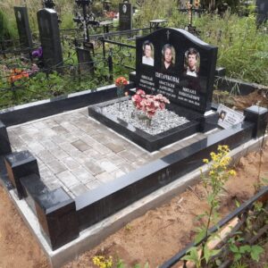 Самое распространенное благоустройство тройного захоронения на кладбище Рожки