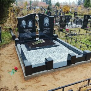 Комплекс с памятником из двух стел со свечой посередине, рассчитанным на гравировку 3-4 человек - отличный вариант семейного мемориала.