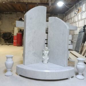 Угловая композиция из мрамора
