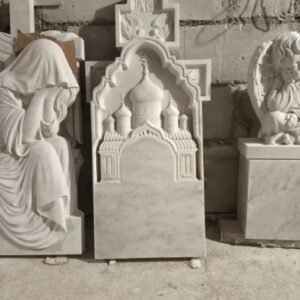 Памятник с фрезеровкой часовни из мрамора