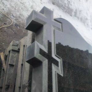 Памятник с крестом сбоку