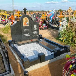 Памятник из трех стел на двоих