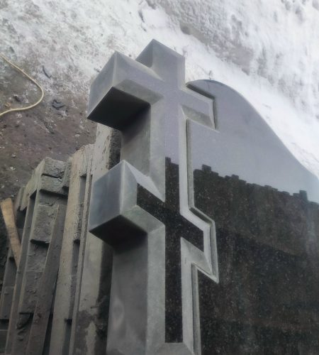 Памятник с крестом сбоку