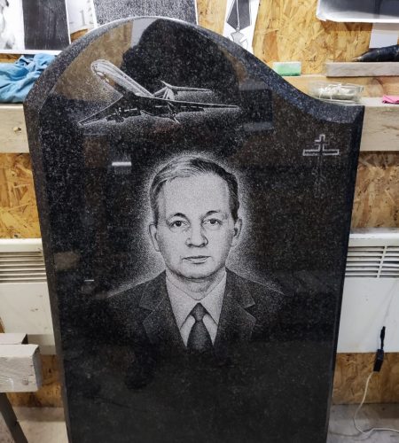 Гравировка портрета и самолета готова!