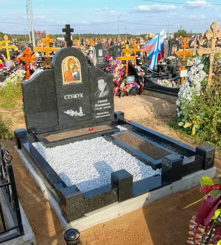Памятник из трех стел на двоих