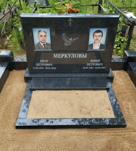 На цветник кладем небольшую гранитную полочку